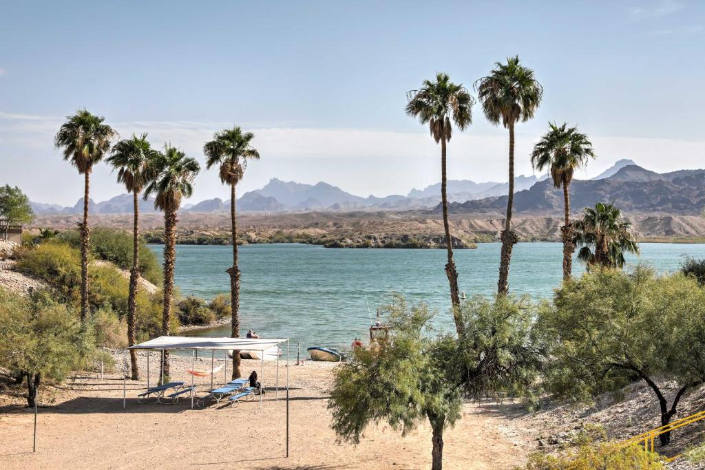 Lake Havasu Cottage Mountain Views and Beach Access