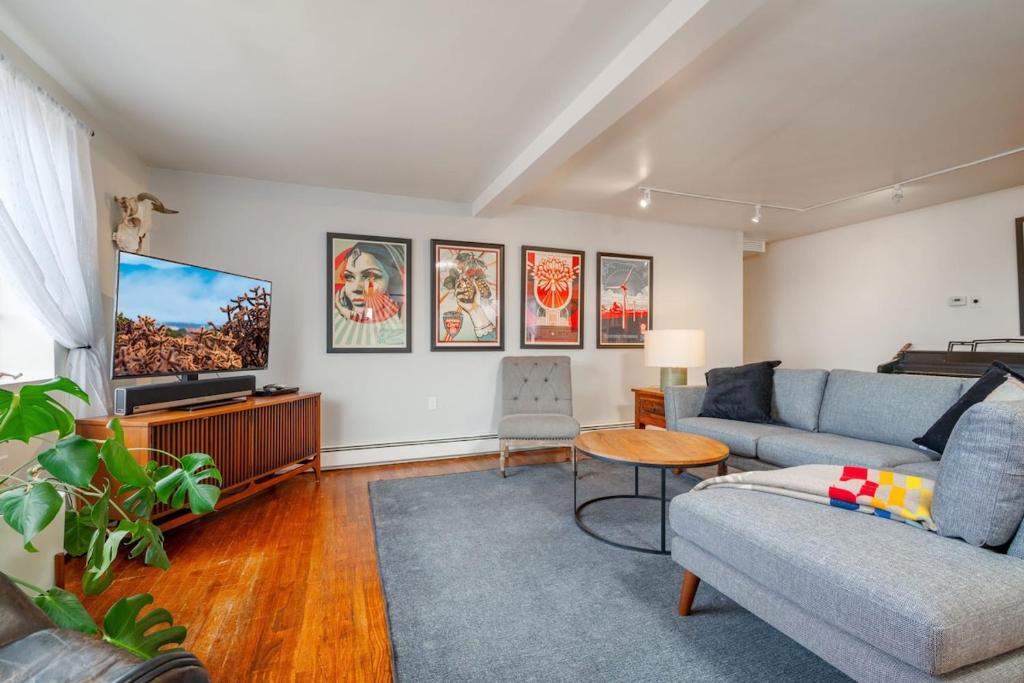 Casa Del Mar- King Bed - Patio -Railyard - 3BR