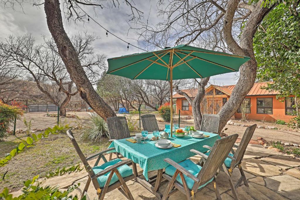 Casa Paloma Studio Artsy and Airy with Hot Tub Access