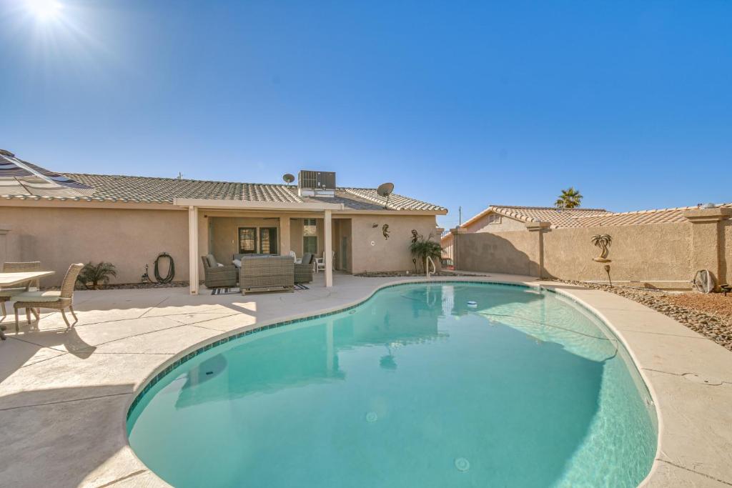 Grill, Fire Pit and Pool Lake Havasu City Home!