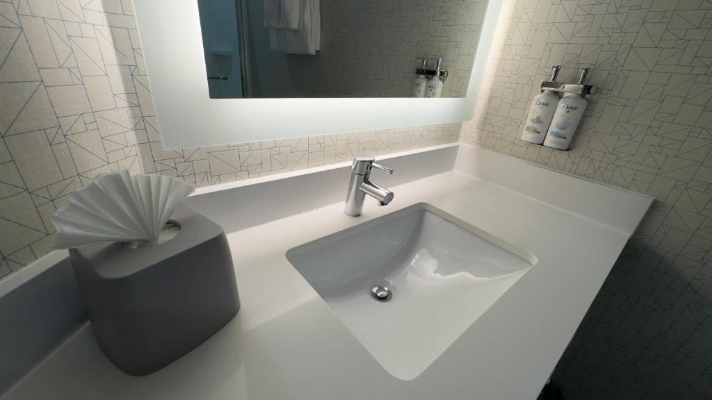 Holiday Inn Express Hotel & Suites Marina by IHG