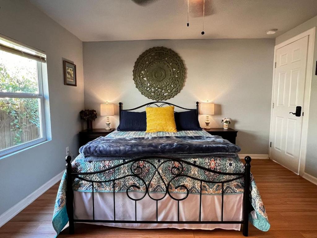 Master Suite in shared home - 5 min Drive to Frost Bank Center