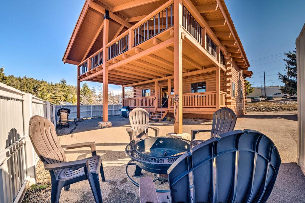 Pet-Friendly Cloudcroft Cabin Walk to Shop, Food