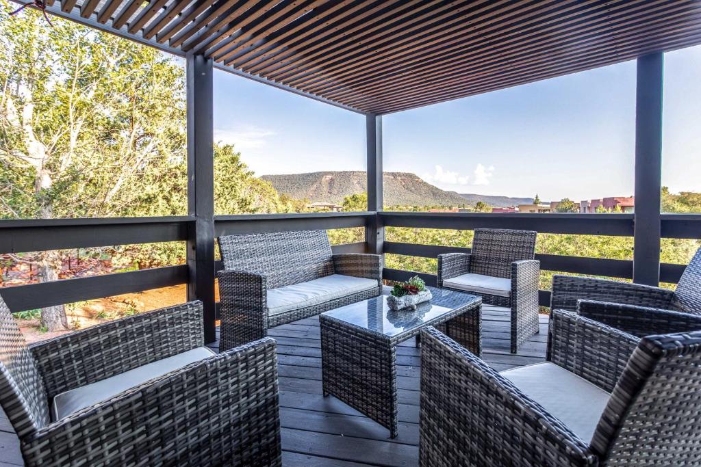 Outdoor Entertaining Space Seonda Mtn-View Home