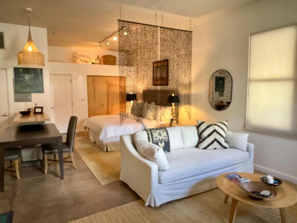 CASA TUA SANTA FE Spacious Design Loft Railyard District soaking tub