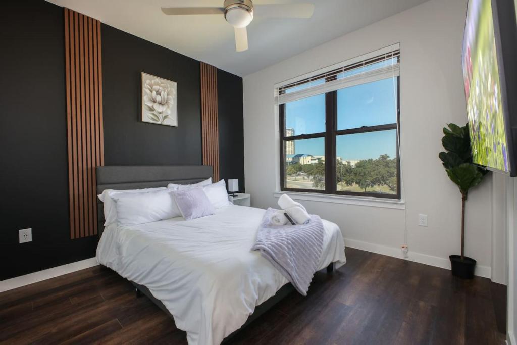 Stylish 2 BR w Gym, Parking Near Rvrwalk & Dome