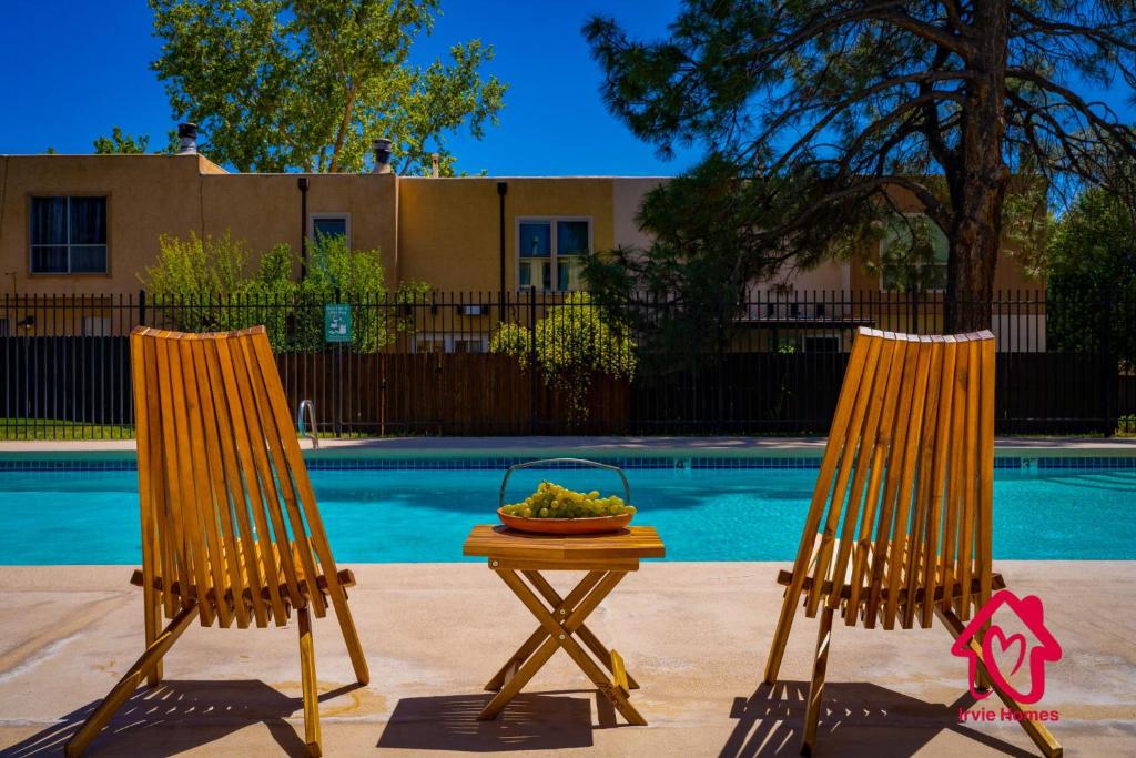 The Plaza - An Irvie Home w Summer Pool